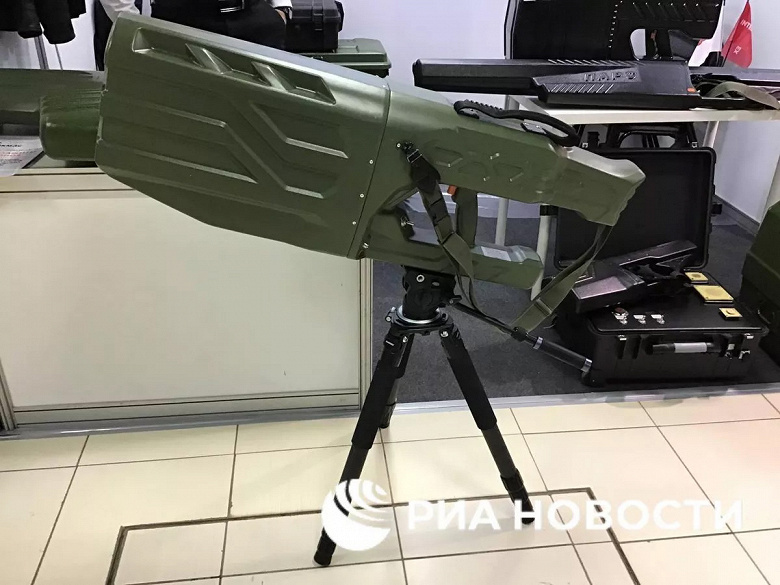 В России представили новое антидроновое ружье «Степашка». Оно может подавлять беспилотники DJI и FPV